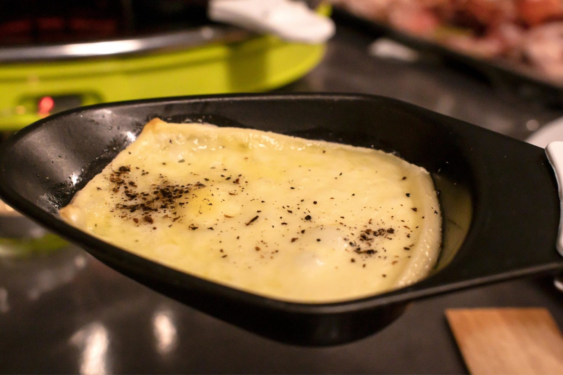 fromage à raclette dans un caquelon